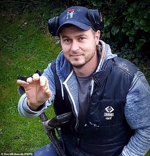 Do kim loai tren bai dat trong, bat ngo tim thay 'bau vat' vo song-Hinh-4