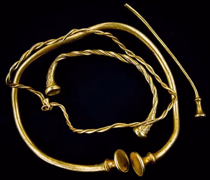 Do kim loai tren bai dat trong, bat ngo tim thay 'bau vat' vo song-Hinh-6