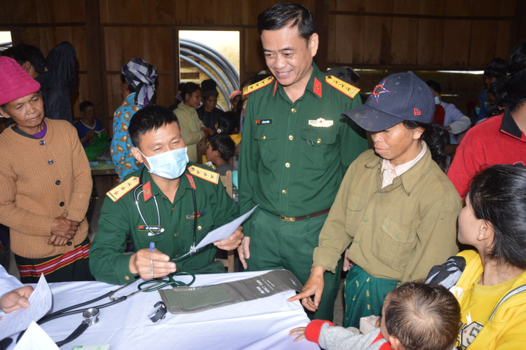 Quang Nam: Tham, tang qua, kham benh cap thuoc cho nhan dan Lao-Hinh-2