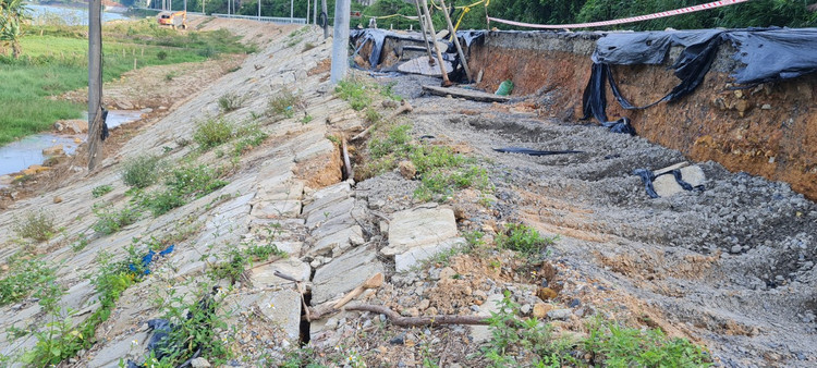 Da Nang: Toan canh tuyen duong tram ty vua tham nhua da nut gay-Hinh-12