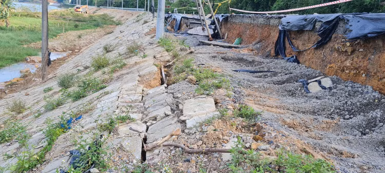 Da Nang: Toan canh tuyen duong tram ty vua tham nhua da nut gay-Hinh-12