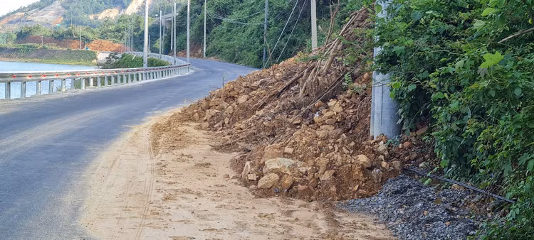 Da Nang: Toan canh tuyen duong tram ty vua tham nhua da nut gay