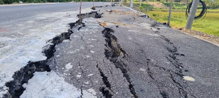 Da Nang: Toan canh tuyen duong tram ty vua tham nhua da nut gay-Hinh-3