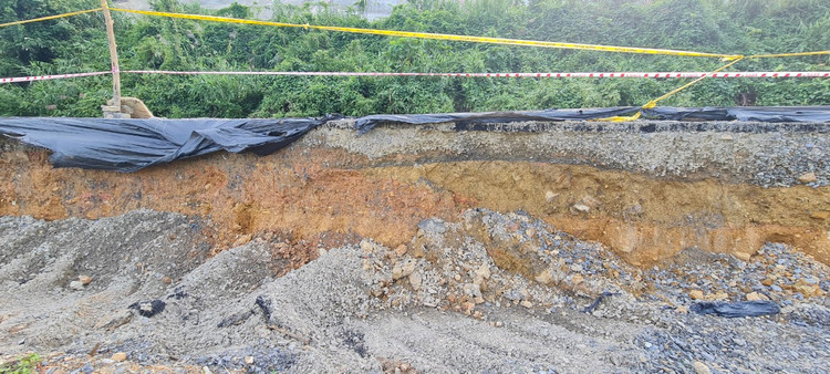 Da Nang: Toan canh tuyen duong tram ty vua tham nhua da nut gay-Hinh-10
