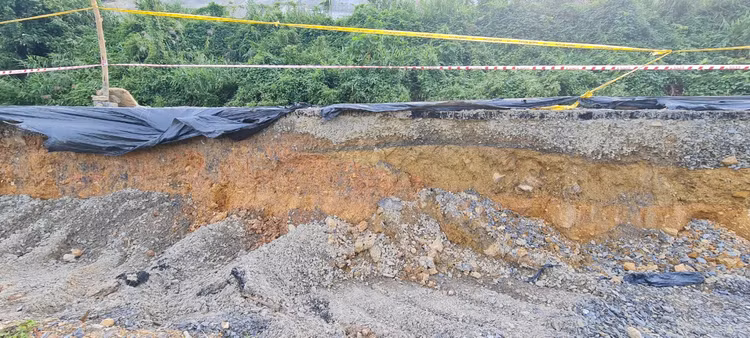 Da Nang: Toan canh tuyen duong tram ty vua tham nhua da nut gay-Hinh-10