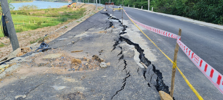 Da Nang: Toan canh tuyen duong tram ty vua tham nhua da nut gay-Hinh-2