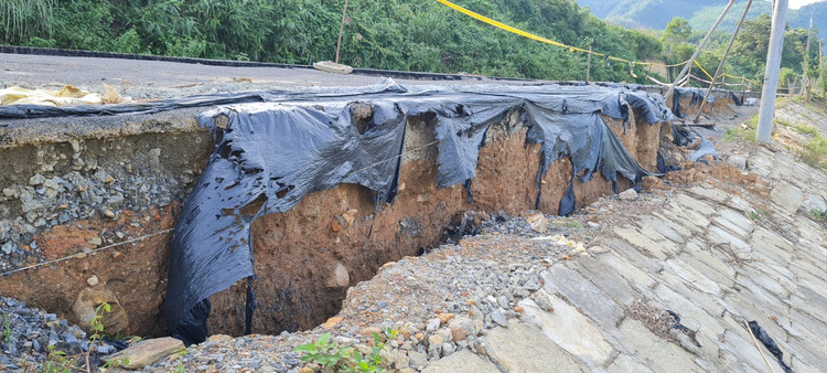 Da Nang: Toan canh tuyen duong tram ty vua tham nhua da nut gay-Hinh-9