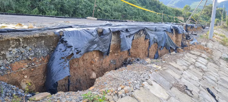 Da Nang: Toan canh tuyen duong tram ty vua tham nhua da nut gay-Hinh-9