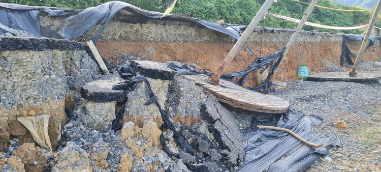 Da Nang: Toan canh tuyen duong tram ty vua tham nhua da nut gay-Hinh-8