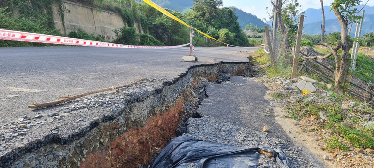 Da Nang: Toan canh tuyen duong tram ty vua tham nhua da nut gay-Hinh-7
