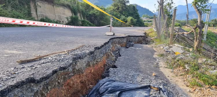 Da Nang: Toan canh tuyen duong tram ty vua tham nhua da nut gay-Hinh-7