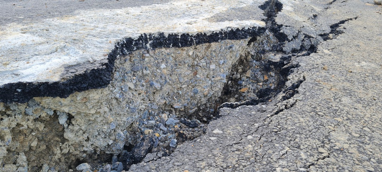 Da Nang: Toan canh tuyen duong tram ty vua tham nhua da nut gay-Hinh-4