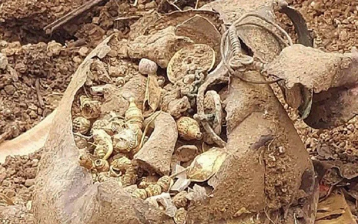 Dao dat xay nha, vo tinh “dung trung” kho bau vo song