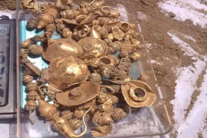 Dao dat xay nha, vo tinh “dung trung” kho bau vo song-Hinh-2