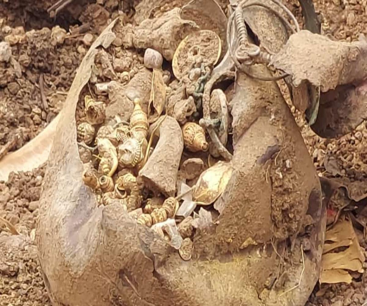 Dao dat xay nha, vo tinh “dung trung” kho bau vo song-Hinh-4