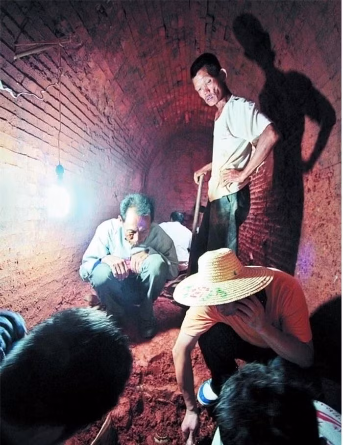 Dao mong xay nha tinh co “dung trung” mo co day bau vat