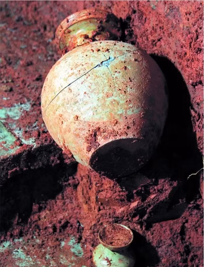 Dao mong xay nha tinh co “dung trung” mo co day bau vat-Hinh-2