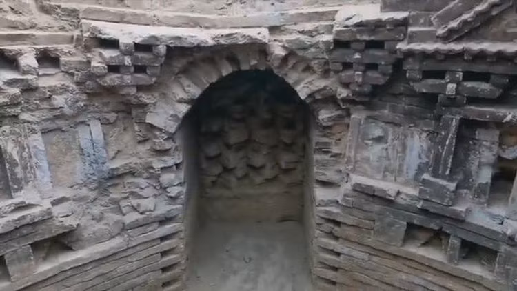 Dao mong xay nha tinh co “dung trung” mo co day bau vat-Hinh-7