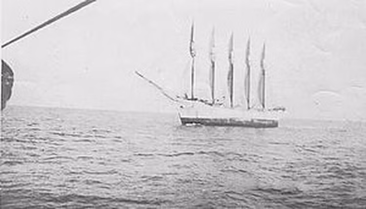 3. Con tàu ma bí ẩn Carroll A. Deering: Được biết đến là tàu chở hàng hóa thương mại lớn của Mỹ. Tuy nhiên, sau khi sự cố xảy ra, Carroll A. Deering đã biến thành con tàu nổi tiếng đáng sợ và bí ẩn trong lịch sử.