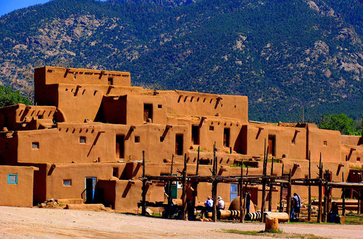 2. Taos Hum, tiếng kêu tần số thấp bí ẩn và mờ nhạt trong không khí sa mạc ở thành phố Taos, New Mexico trong nhiều năm khiến người ta khó chịu và bối rối.