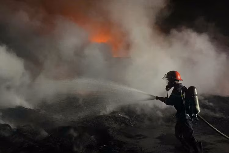 Kip thoi dap tat dam chay bai lop xe cu o Buon Ma Thuot