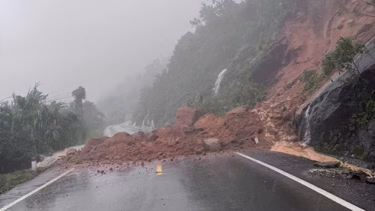 Khanh Hoa: Can canh sat lo nghiem trong tren deo Khanh Le di Da Lat-Hinh-4