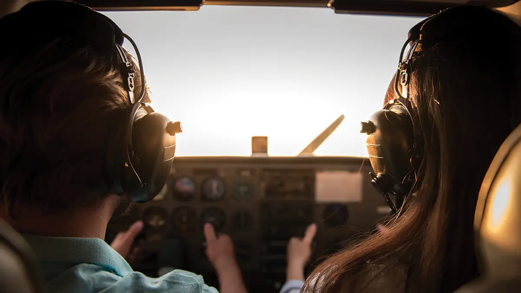 Vi sao phi cong phai noi “Mayday” ba lan khi may bay gap nan?-Hinh-7