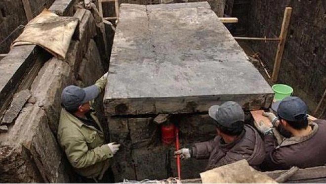 Cham vao mo co 800 tuoi... rung minh 