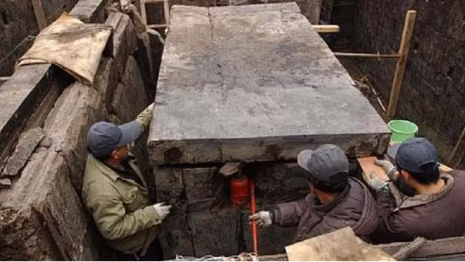 Cham vao mo co 800 tuoi... rung minh 