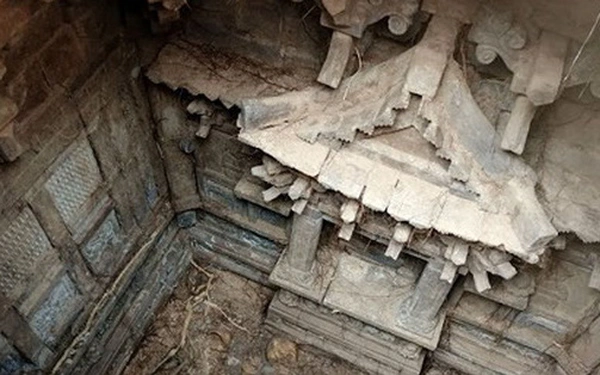 Cham vao mo co 800 tuoi... rung minh 