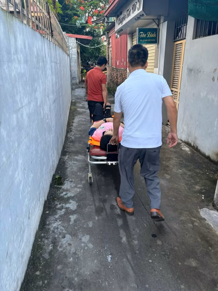 Thi sinh o Hai Phong den phong thi bang xe cuu thuong