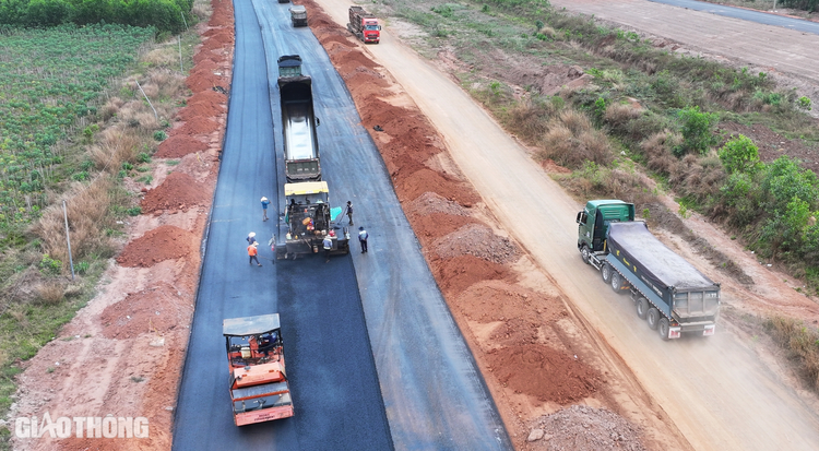 Dự án đã 7 lần đón Thủ tướng kiểm tra hiện trường, thể hiện tầm quan trọng đặc biệt. Khi hoàn thành, sân bay Long Thành sẽ là cảng hàng không hiện đại nhất Việt Nam, phục vụ 100 triệu khách/năm, mở ra kỷ nguyên mới cho ngành hàng không.(Ảnh: Báo giao thông)