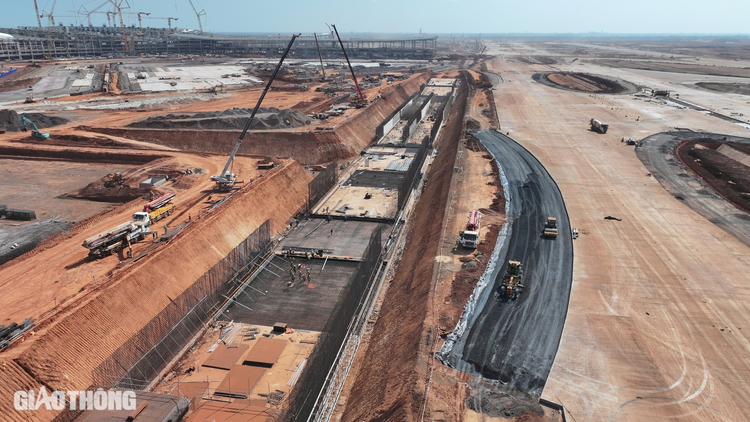 Công nghệ AI được ứng dụng mạnh mẽ: hệ thống nhận diện khuôn mặt, làm thủ tục tự động và quản lý dữ liệu bay thời gian thực.(Ảnh: Báo giao thông)