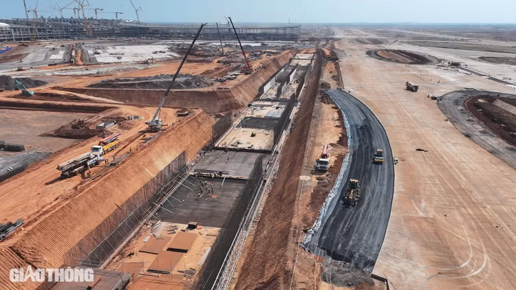 Công nghệ AI được ứng dụng mạnh mẽ: hệ thống nhận diện khuôn mặt, làm thủ tục tự động và quản lý dữ liệu bay thời gian thực.(Ảnh: Báo giao thông)