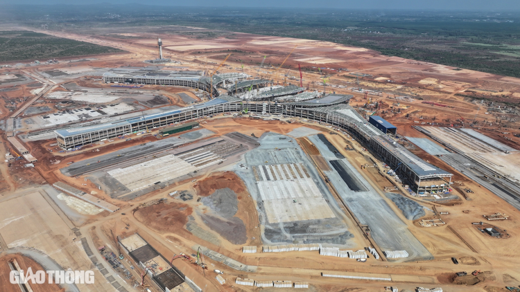 Nhà ga hành khách trang bị 72 quầy thủ tục tự động với công nghệ sinh trắc học, giúp giảm thời gian chờ đợi.(Ảnh: Báo giao thông)