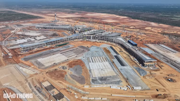 Nhà ga hành khách trang bị 72 quầy thủ tục tự động với công nghệ sinh trắc học, giúp giảm thời gian chờ đợi.(Ảnh: Báo giao thông)