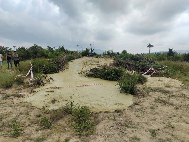 Tan muc hien tuong la o Phu Yen: Bun phun trao, nhieu vet nut rong-Hinh-2