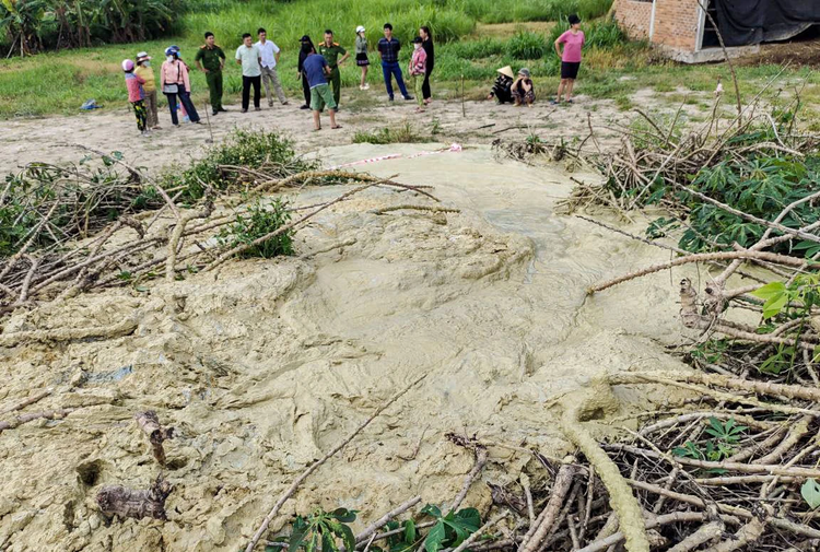 Tan muc hien tuong la o Phu Yen: Bun phun trao, nhieu vet nut rong-Hinh-10