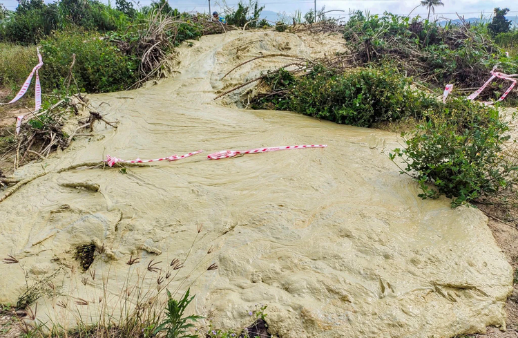 Tan muc hien tuong la o Phu Yen: Bun phun trao, nhieu vet nut rong-Hinh-9