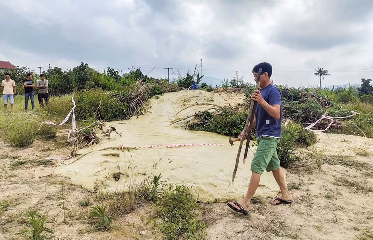 Tan muc hien tuong la o Phu Yen: Bun phun trao, nhieu vet nut rong-Hinh-6