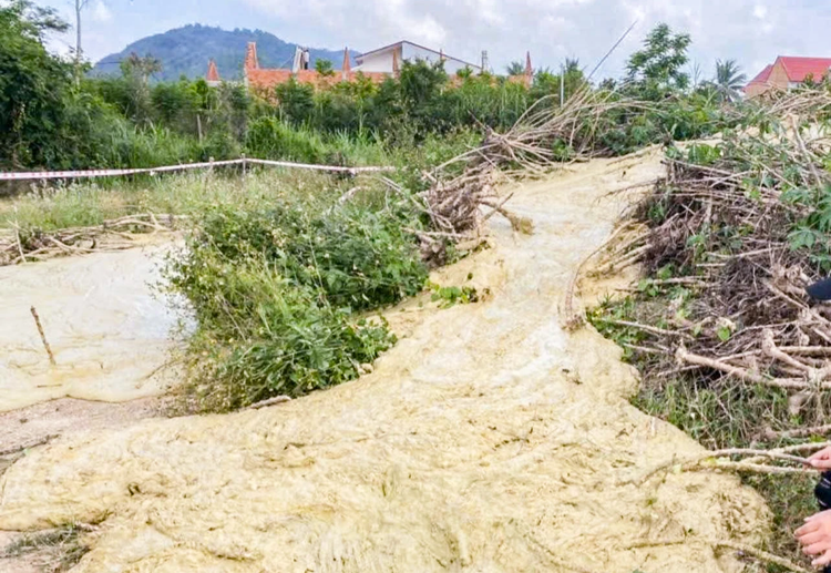 Tan muc hien tuong la o Phu Yen: Bun phun trao, nhieu vet nut rong-Hinh-3