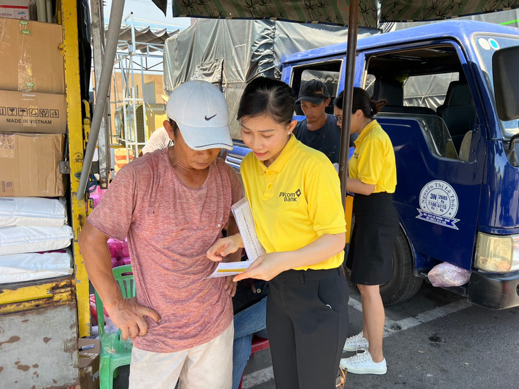 PVcomBank danh nhieu uu dai cho khach hang tieu thuong, ho kinh doanh-Hinh-2