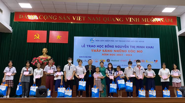 Nutifood tiep suc cho hoc sinh, sinh vien ngheo thuc hien mo uoc den truong