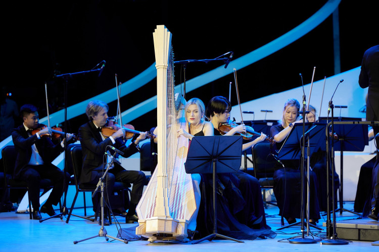 Dàn nhạc SSO biểu diễn trong lễ khánh thành Nhà hát Hồ Gươm