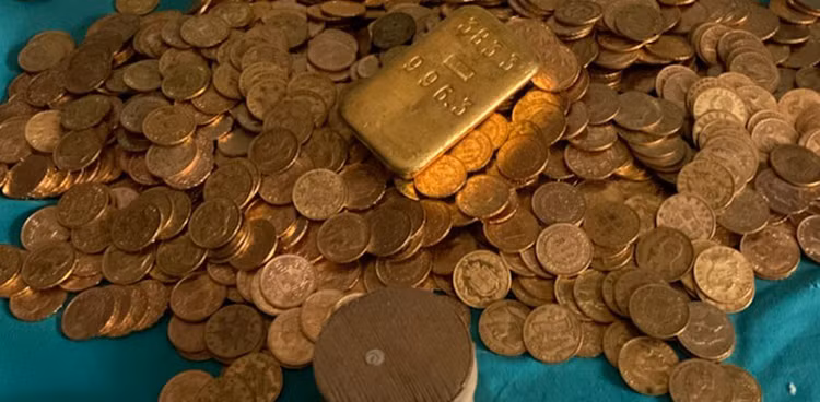 Don rac trong nha, vo tinh phat hien 'kho bau' toan vang-Hinh-6