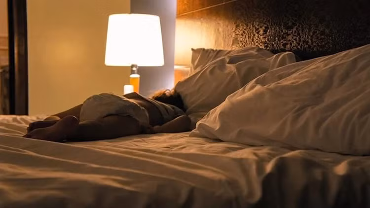 Bat den ngu khien tre day thi som, giam thi luc?