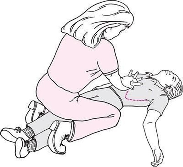 Be trai 3 tuoi tu vong thuong tam do hoc keo hinh con mat-Hinh-3