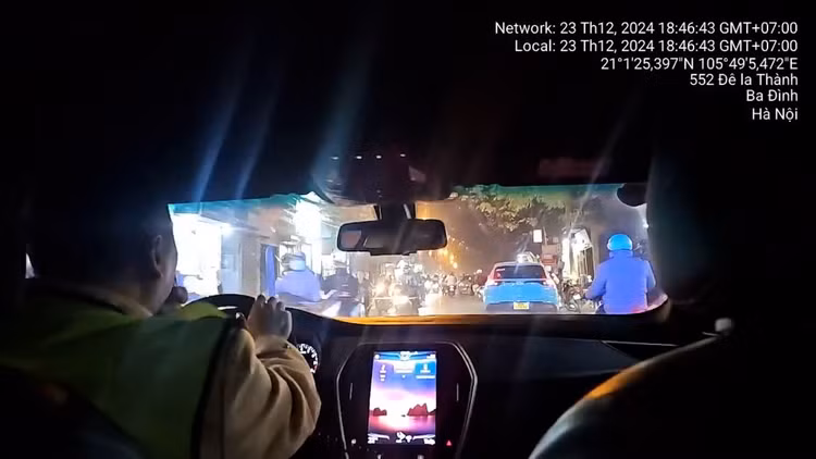 CSGT Ha Noi ho tro be 3 tuoi ngat tren xe khach den vien