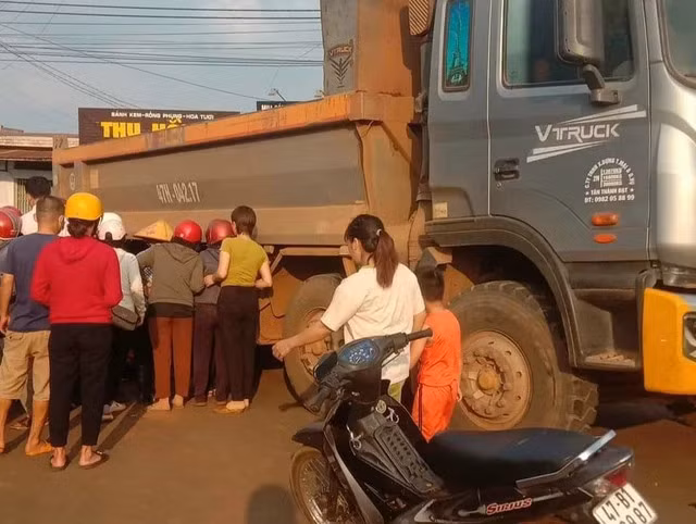 Con trai 8 tuoi tu vong duoi banh xe ben, me khoc ngat