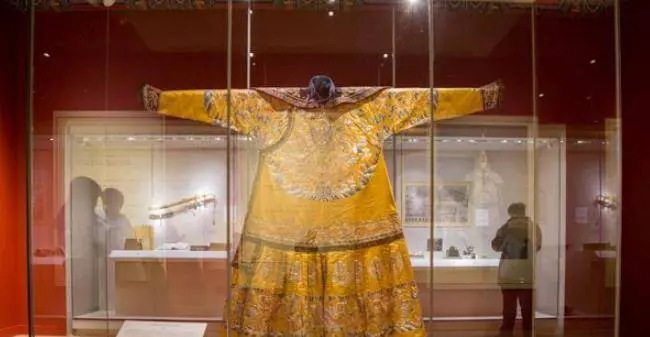 Bat ngo chiec long bao he lo su that giat minh ve vua Can Long-Hinh-5